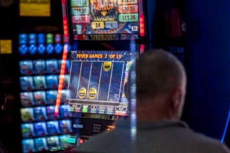 What are the Illinois gaming board license requirements?