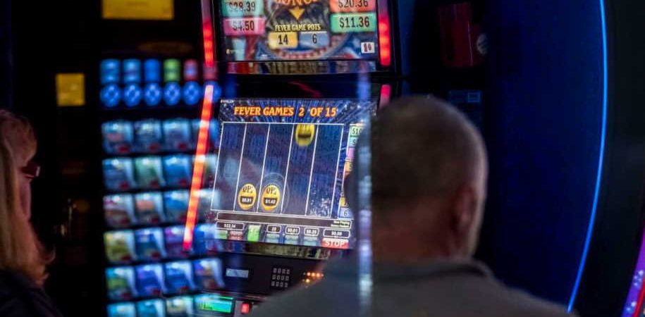 What are the Illinois gaming board license requirements?